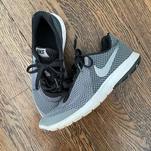 Nike tennis shoes size 7 barely worn